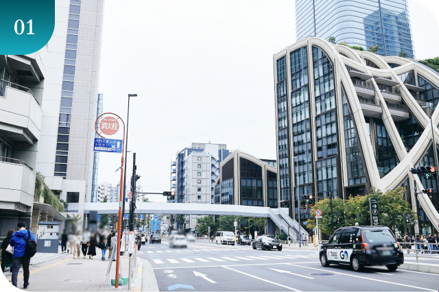 Exit from Exit 1 of Kamiyacho Station (Tokyo Metro Hibiya Line) and take a left and you’ll
soon see Excelsior Cafe on your left (on the opposite side of the avenue, you’ll see
Azabudai Hills).