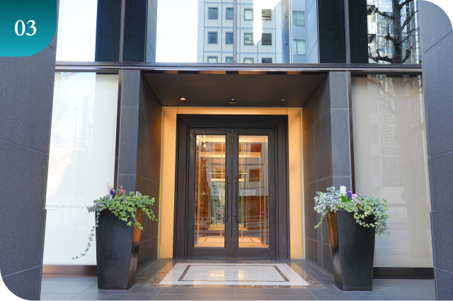 Keep going until you reach a building with an entrance staircase leading up. It’s Nisso
Building No. 22 housing SUGALABO, a French restaurant. This is the building you're heading to!