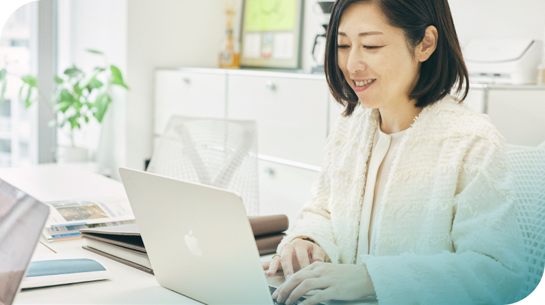 女性社員がPCで仕事を行う様子