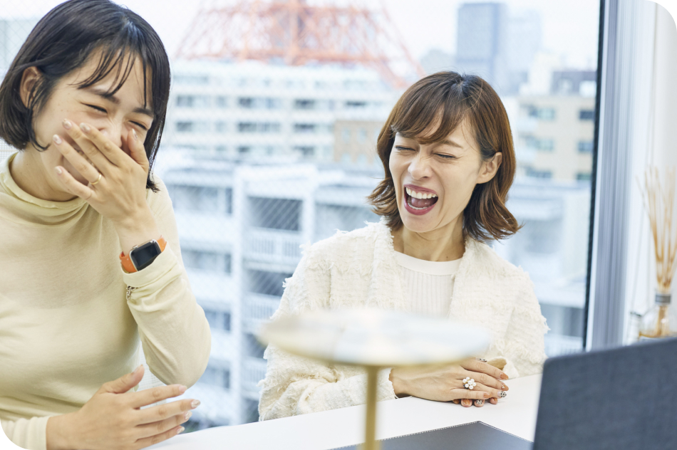 社内の笑顔のコミュニケーションの様子