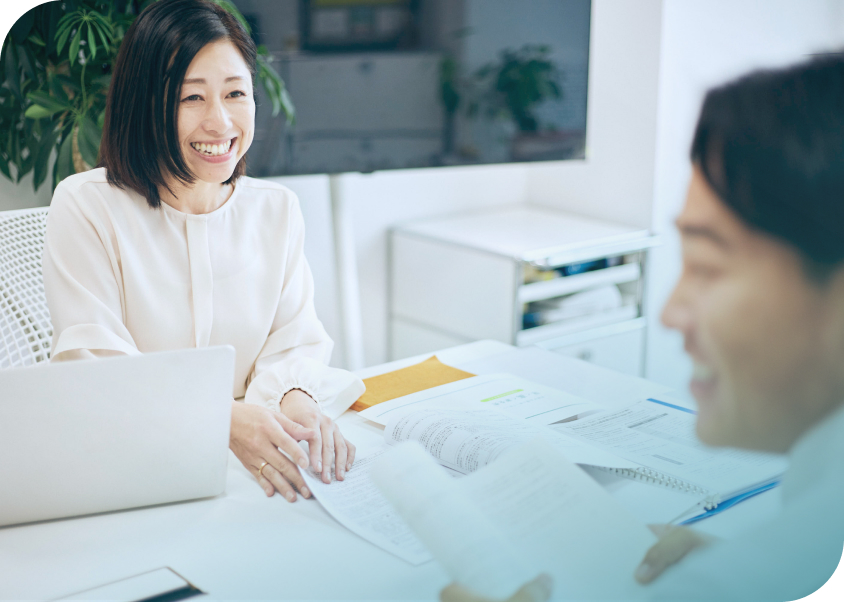 スタッフが笑顔で業務を行う様子