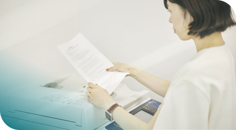 不動産賃貸に関する書類を印刷する不動産エージェント