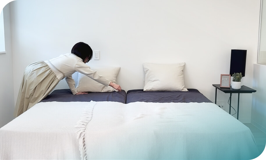 部屋を整えるスタッフの様子