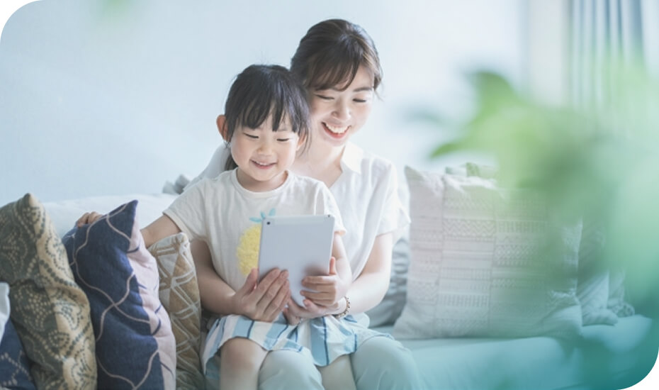家の中で本を読む親子
