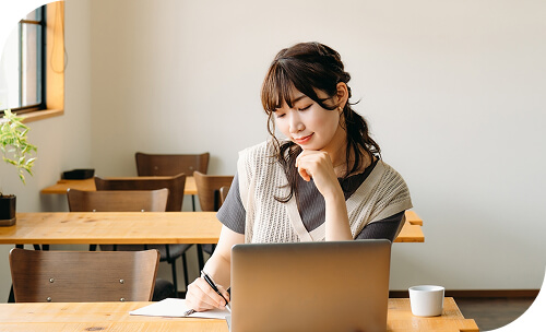 勉強する女性